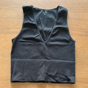 SUGAR RAIN - Black Ribbed V-Neck Cropped Tank